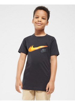 NIKE T-SHIRT B NSW SI SS TEE B ze sklepu JD Sports  w kategorii T-shirty chłopięce - zdjęcie 185984028