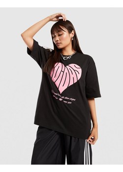 ADIDAS T-SHIRT OS HEART GRAPHIC TEE ze sklepu JD Sports  w kategorii Bluzki damskie - zdjęcie 185985657