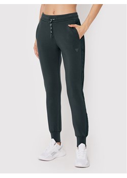 Guess Spodnie dresowe Allie V2YB18 K7UW2 Szary Regular Fit ze sklepu MODIVO w kategorii Spodnie damskie - zdjęcie 185995318