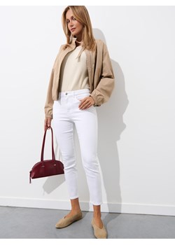 Mohito - Jeansy skinny push up PETITE - biały ze sklepu Mohito w kategorii Jeansy damskie - zdjęcie 185996578