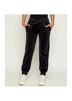 GUESS ACTIVE Spodnie dresowe | Regular Fit ze sklepu Gomez Fashion Store w kategorii Spodnie dziewczęce - zdjęcie 185998925