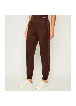 GUESS Spodnie jogger NEW VICTOIRE | Regular Fit ze sklepu Gomez Fashion Store w kategorii Spodnie damskie - zdjęcie 185998949