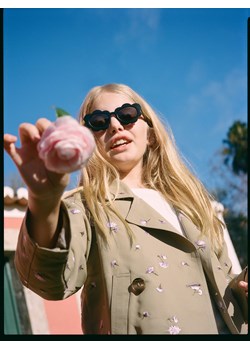 Reserved - Krótki trencz z haftem - beżowy ze sklepu Reserved w kategorii Kurtki dziewczęce - zdjęcie 186001028