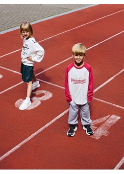 Reserved - Bawełniany longsleeve z nadrukiem - złamana biel ze sklepu Reserved w kategorii T-shirty chłopięce - zdjęcie 186005275