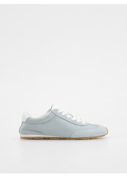 Reserved - Zamszowe sneakersy - jasnoturkusowy ze sklepu Reserved w kategorii Buty sportowe damskie - zdjęcie 186007227