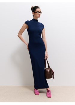 Mohito - Dopasowana granatowa sukienka midi - granatowy ze sklepu Mohito w kategorii Sukienki - zdjęcie 186017369