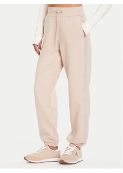Guess Spodnie dresowe V5BB10 KB681 Beżowy Regular Fit ze sklepu MODIVO w kategorii Spodnie damskie - zdjęcie 186028945