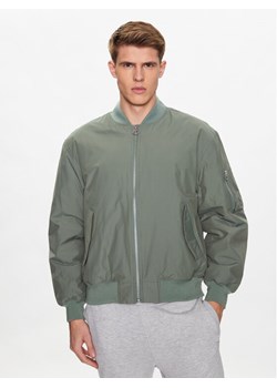 Outhorn Kurtka bomber TJACM032 Zielony Relaxed Fit ze sklepu MODIVO w kategorii Kurtki męskie - zdjęcie 186029356