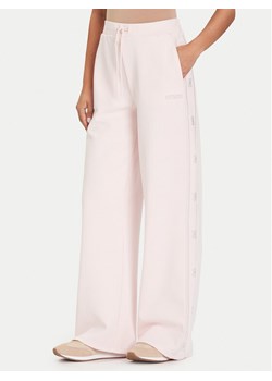 Guess Spodnie dresowe V5BB12 KCX22 Różowy Wide Leg ze sklepu MODIVO w kategorii Spodnie damskie - zdjęcie 186029878