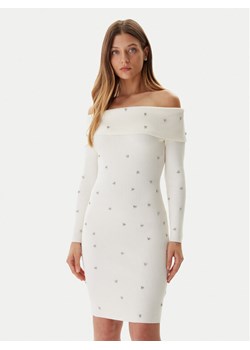 Guess Sukienka dzianinowa W5BK64 Z2YJ2 Écru Slim Fit ze sklepu MODIVO w kategorii Sukienki - zdjęcie 186030068