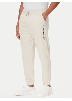 Tommy Hilfiger Spodnie dresowe UM0UM03664 Écru Regular Fit ze sklepu MODIVO w kategorii Spodnie męskie - zdjęcie 186030097