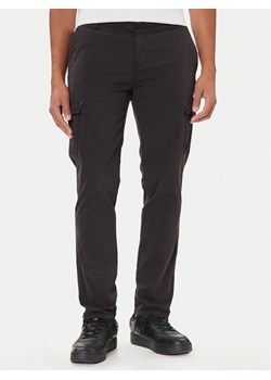 Mustang Spodnie materiałowe Daytona 1016826 Czarny Slim Fit ze sklepu MODIVO w kategorii Spodnie męskie - zdjęcie 186030107