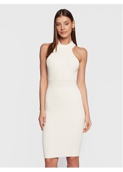Guess Sukienka dzianinowa Janice W3RK28 Z2YJ2 Écru Slim Fit ze sklepu MODIVO w kategorii Sukienki - zdjęcie 186030255