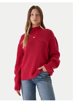 Tommy Jeans Sweter Badge DW0DW21676 Różowy Relaxed Fit ze sklepu MODIVO w kategorii Swetry damskie - zdjęcie 186030706