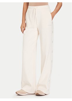Guess Spodnie dresowe V5BB12 KCX22 Beżowy Wide Leg - id: 0000305459312 - marki Guess - 186030745 Guess Spodnie dresowe V5BB12 KCX22 Beżowy Wide Leg ze sklepu MODIVO w kategorii Spodnie damskie - zdjęcie 186030745