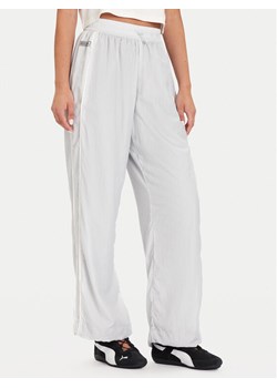 Puma Spodnie dresowe PUMA X ROSÉ T7 633796 32 Srebrny Relaxed Fit - id: 0000305275806 - marki Puma - 186030946 Puma Spodnie dresowe PUMA X ROSÉ T7 633796 32 Srebrny Relaxed Fit ze sklepu MODIVO w kategorii Spodnie damskie - zdjęcie 186030946
