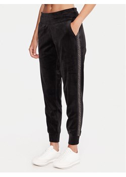 DKNY Sport Spodnie dresowe DP5P3706 Czarny Regular Fit ze sklepu MODIVO w kategorii Spodnie damskie - zdjęcie 186031045