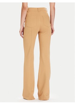 Guess Spodnie materiałowe W5BB16 KCMU2 Beżowy Flare Fit ze sklepu MODIVO w kategorii Spodnie damskie - zdjęcie 186031679