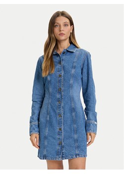 Guess Jeans Sukienka jeansowa W5BK48 D5M48 Niebieski Slim Fit ze sklepu MODIVO w kategorii Sukienki - zdjęcie 186032939
