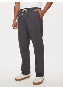 Vans Spodnie materiałowe Range Relaxed Sport Pant VN000G6C Szary Relaxed Fit ze sklepu MODIVO w kategorii Spodnie męskie - zdjęcie 186033355