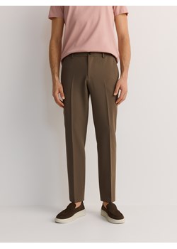 Reserved - Spodnie chino slim z wiskozą - brązowy - id: 555DV-84X - marki Reserved - 186069856 Reserved - Spodnie chino slim z wiskozą - brązowy ze sklepu Reserved w kategorii Spodnie męskie - zdjęcie 186069856