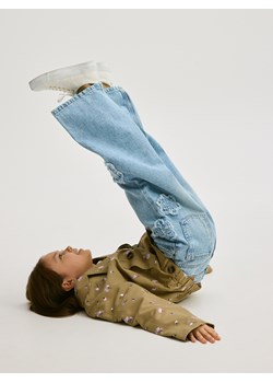 Reserved - Jeansy super wide leg z aplikacją - niebieski - id: 755CV-50J - marki Reserved - 186070367 Reserved - Jeansy super wide leg z aplikacją - niebieski ze sklepu Reserved w kategorii Spodnie dziewczęce - zdjęcie 186070367