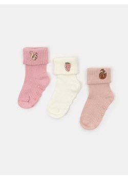 Sinsay - Prążkowane skarpetki antypoślizgowe z haftem 3 pack - wielobarwny ze sklepu Sinsay w kategorii Skarpetki dziecięce - zdjęcie 186081865