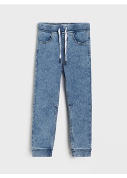 Sinsay - Jeansy jogger z efektem sprania - niebieski - id: 939EM-55J - marki Sinsay - 186084155 Sinsay - Jeansy jogger z efektem sprania - niebieski ze sklepu Sinsay w kategorii Spodnie dziewczęce - zdjęcie 186084155