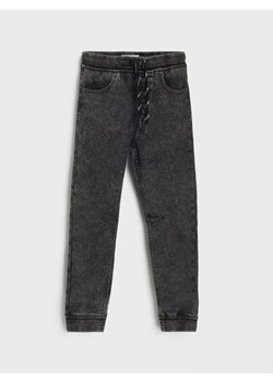 Sinsay - Jeansy jogger z efektem sprania - czarny ze sklepu Sinsay w kategorii Spodnie chłopięce - zdjęcie 186084158