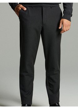 Sinsay - Eleganckie spodnie chino slim - szary ze sklepu Sinsay w kategorii Spodnie męskie - zdjęcie 186090699
