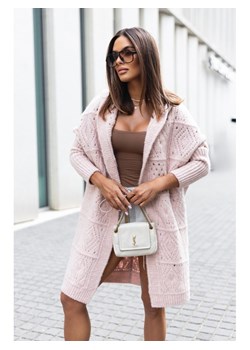 długi sweter kardigan kolin z kapturem i wzorem polski producent j&k premium - pudrowy róż - id: 9277 - marki J&k - 186091228 długi sweter kardigan kolin z kapturem i wzorem polski producent j&k premium - pudrowy róż ze sklepu STYLOWO w kategorii Swetry damskie - zdjęcie 186091228