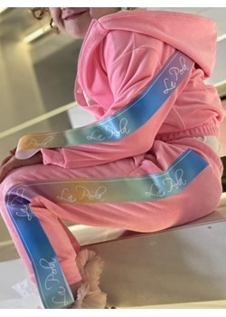 welurowy dziecięcy dres besties multicolor bluza kangurka + spodnie z tęczowym lampasem la perla kids - landrynkowy róż ze sklepu STYLOWO w kategorii Komplety dziewczęce - zdjęcie 186091235