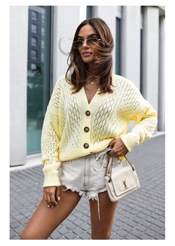 zapinany krótki sweter abi z ażurkiem polski produkt j&k premium - żółty ze sklepu STYLOWO w kategorii Swetry damskie - zdjęcie 186091259