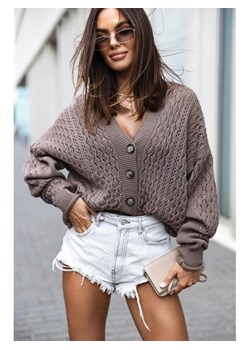 zapinany krótki sweter abi z ażurkiem polski produkt j&k premium - cappuccino ze sklepu STYLOWO w kategorii Swetry damskie - zdjęcie 186091268
