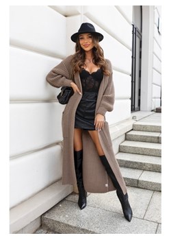 długi sweter kardigan corin z kieszeniami polski producent j&k premium -  cappuccino ze sklepu STYLOWO w kategorii Swetry damskie - zdjęcie 186091407