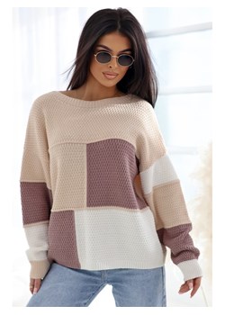 kolorowy sweter zena w kwadraty polski produkt j&k - beżowy ze sklepu STYLOWO w kategorii Swetry damskie - zdjęcie 186091498