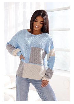 kolorowy sweter zena w kwadraty polski produkt j&k - szary ze sklepu STYLOWO w kategorii Swetry damskie - zdjęcie 186091499