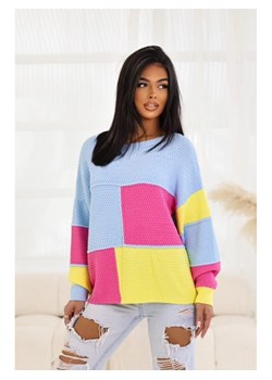 kolorowy sweter zena w kwadraty polski produkt j&k - błękitny ze sklepu STYLOWO w kategorii Swetry damskie - zdjęcie 186091508