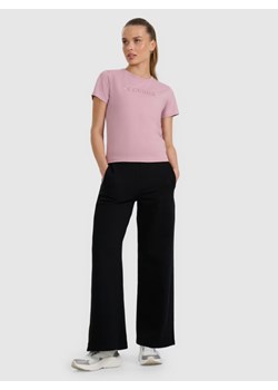 Damskie spodnie dresowe z szerokimi nogawkami 4F 4FRAW25TTROF1614 - czarne - id: 321739 - marki 4F - 186095479 Damskie spodnie dresowe z szerokimi nogawkami 4F 4FRAW25TTROF1614 - czarne ze sklepu Sportstylestory.com w kategorii Spodnie damskie - zdjęcie 186095479