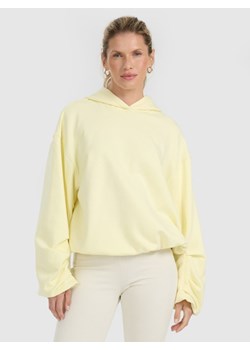 Damska bluza nierozpinana z kapturem 4F 4FRAW25TSWSF2462 - żółta ze sklepu Sportstylestory.com w kategorii Bluzy damskie - zdjęcie 186095815