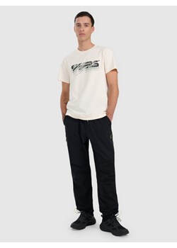 Męskie spodnie casual 4F 4FRAW25TTROM1609 - czarne ze sklepu Sportstylestory.com w kategorii Spodnie męskie - zdjęcie 186096036
