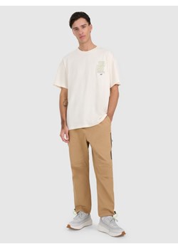 Męskie spodnie casual 4F 4FRAW25TTROM1609 - beżowe ze sklepu Sportstylestory.com w kategorii Spodnie męskie - zdjęcie 186096047