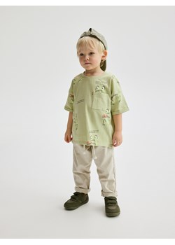 Reserved - T-shirt z kieszonką - jasnozielony - id: 293CJ-07X - marki Reserved - 186097976 Reserved - T-shirt z kieszonką - jasnozielony ze sklepu Reserved w kategorii T-shirty chłopięce - zdjęcie 186097976