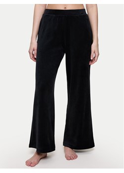 Triumph Spodnie piżamowe Sensual Velour 10225077 Czarny Wide Leg ze sklepu MODIVO w kategorii Piżamy damskie - zdjęcie 186125178