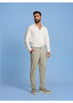 Sinsay - Spodnie chino slim fit w kratę - kremowy ze sklepu Sinsay w kategorii Spodnie męskie - zdjęcie 186130165