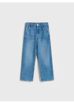 Reserved - Jeansy straight fit z aplikacjami - niebieski - id: 970BF-55J - marki Reserved - 186142508 Reserved - Jeansy straight fit z aplikacjami - niebieski ze sklepu Reserved w kategorii Spodnie dziewczęce - zdjęcie 186142508
