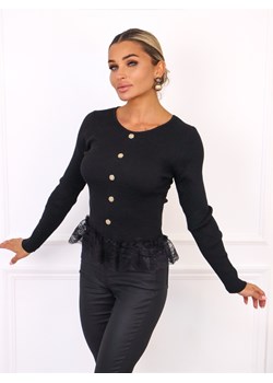SWETER Z OZDOBNYMI GUZIKAMI ZAKOŃCZONY KORONKĄ- CZARNY ze sklepu olika.com.pl w kategorii Swetry damskie - zdjęcie 186146849