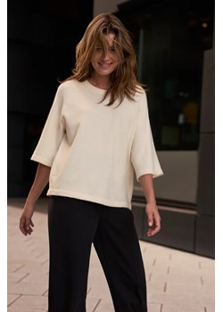Sweter z krótkimi rękawami ecru ze sklepu Moodo.pl w kategorii Swetry damskie - zdjęcie 186149307