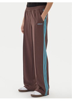 adidas Spodnie dresowe JX5308 Brązowy Regular Fit ze sklepu MODIVO w kategorii Spodnie damskie - zdjęcie 186151275