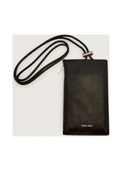 Calvin Klein Skórzana torebka na telefon 8" - id: CK255M000090544 - marki Calvin Klein - 186164268 Calvin Klein Skórzana torebka na telefon 8" ze sklepu Gomez Fashion Store w kategorii Listonoszki - zdjęcie 186164268